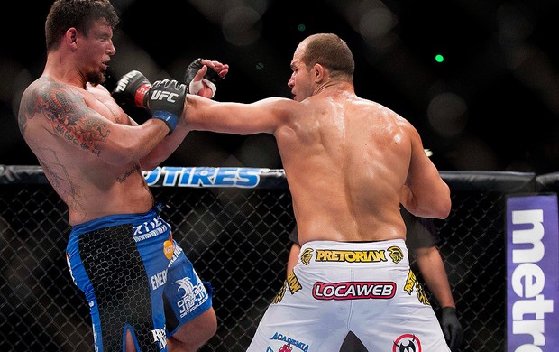 ufc146_juniorcigano_frankmir_ap.jpg