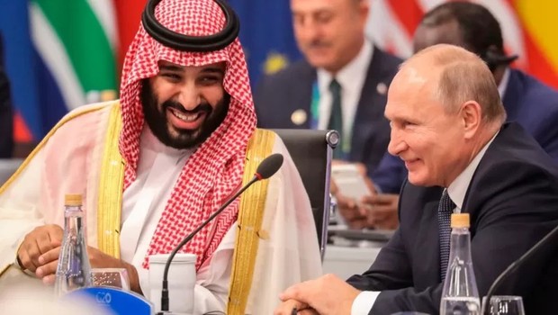 O príncipe herdeiro da Arábia Saudita, Mohammed bin Salman, e o presidente da Rússia, Vladimir Putin, sorriem na Cúpula dos Líderes do G20 em 2018 (Foto: Getty Images via BBC)