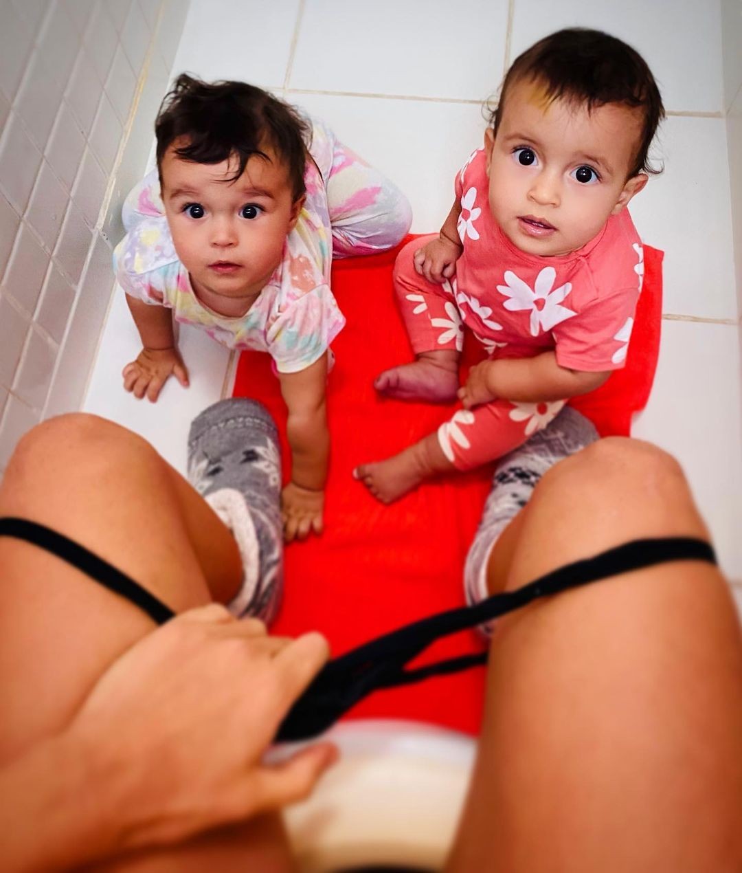 Maternidade real! Nanda Costa compartilha momento inusitado com as gêmeas (Foto: Reprodução/ Instagram)