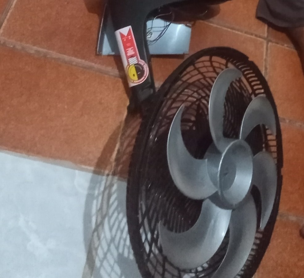 Ventilador foi encontrado ligado no quarto do homem que morreu de choque elétrico em Olinda — Foto: Reprodução/WhatsApp