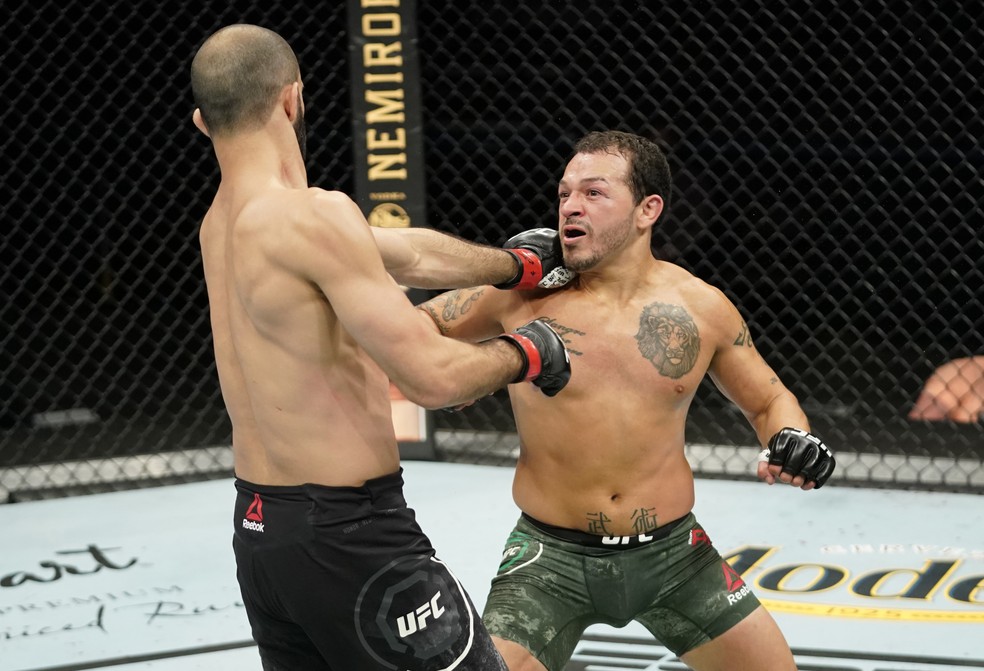 Irwin Rivera não se intimidou com Giga Chikadze e fez uma boa estreia no UFC: Overeem x Harris — Foto: Getty Images