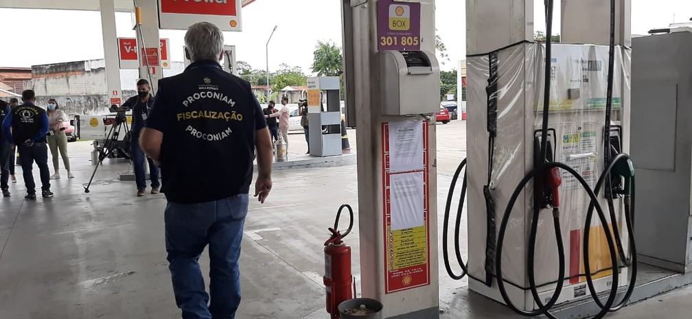 Postos de combustíveis passam por fiscalização em Manaus — Foto: Eliana Nascimento/G1