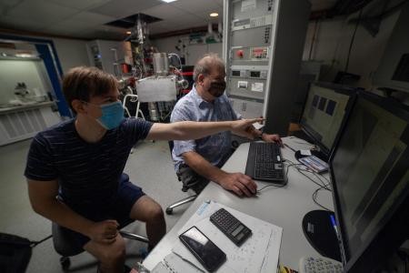 Jens Barosch e Larry Nittler analisando a amostra Ryugu no campus do Centro de Ciência Carnegie  (Foto: Katy Cain/Carnegie Institution for Science.)