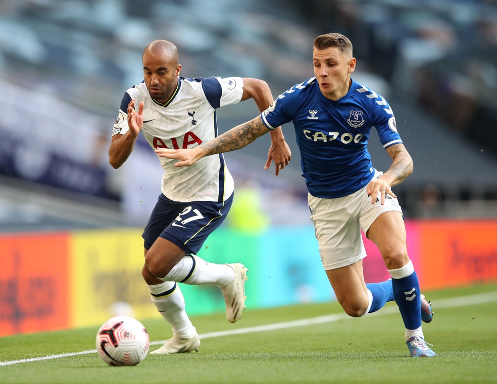 Lucas Moura disputa a bola com Lucas Digne — Foto: Getty Images