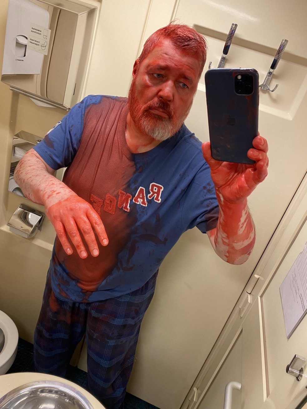 Dmitry Muratov mostra como ficou após ser atingido por tinta em foto no banheiro do trem, em 7 de abril de 2022 — Foto: Reprodução/Twitter/novayagazeta_eu