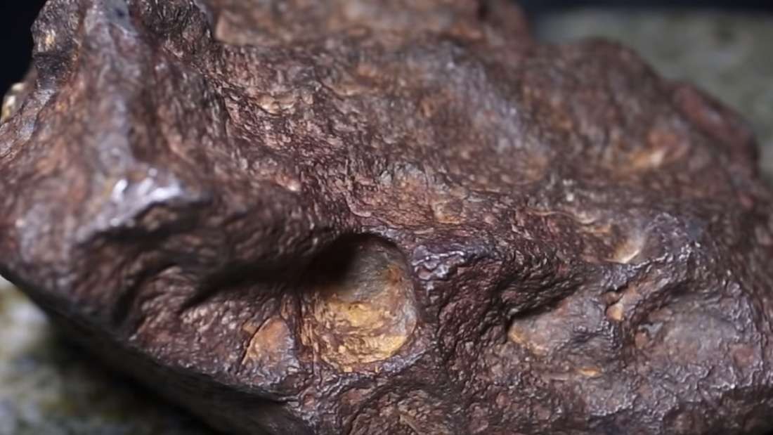 O meteorito que estava na residência de um homem que mora no Michigan (Foto: Divulgação)