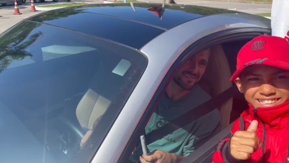 Calor no Ninho: jogadores do Flamengo dão carinho a torcedores antes de treino sob forte sol