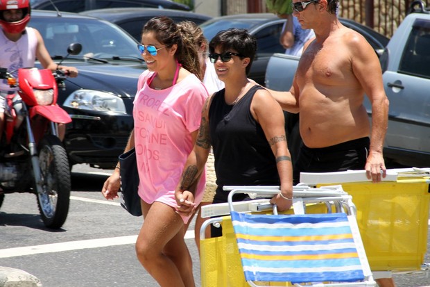 Thammy Miranda e namorada, Andressa Ferreira na praia (Foto: Johnson Parraguez / FotoRioNews)