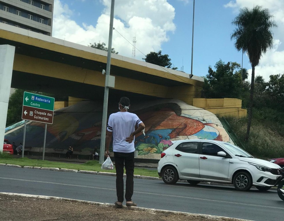 Rapaz usa máscara na Avenida do CPA, em Cuiabá — Foto: Kessillen Lopes/G1