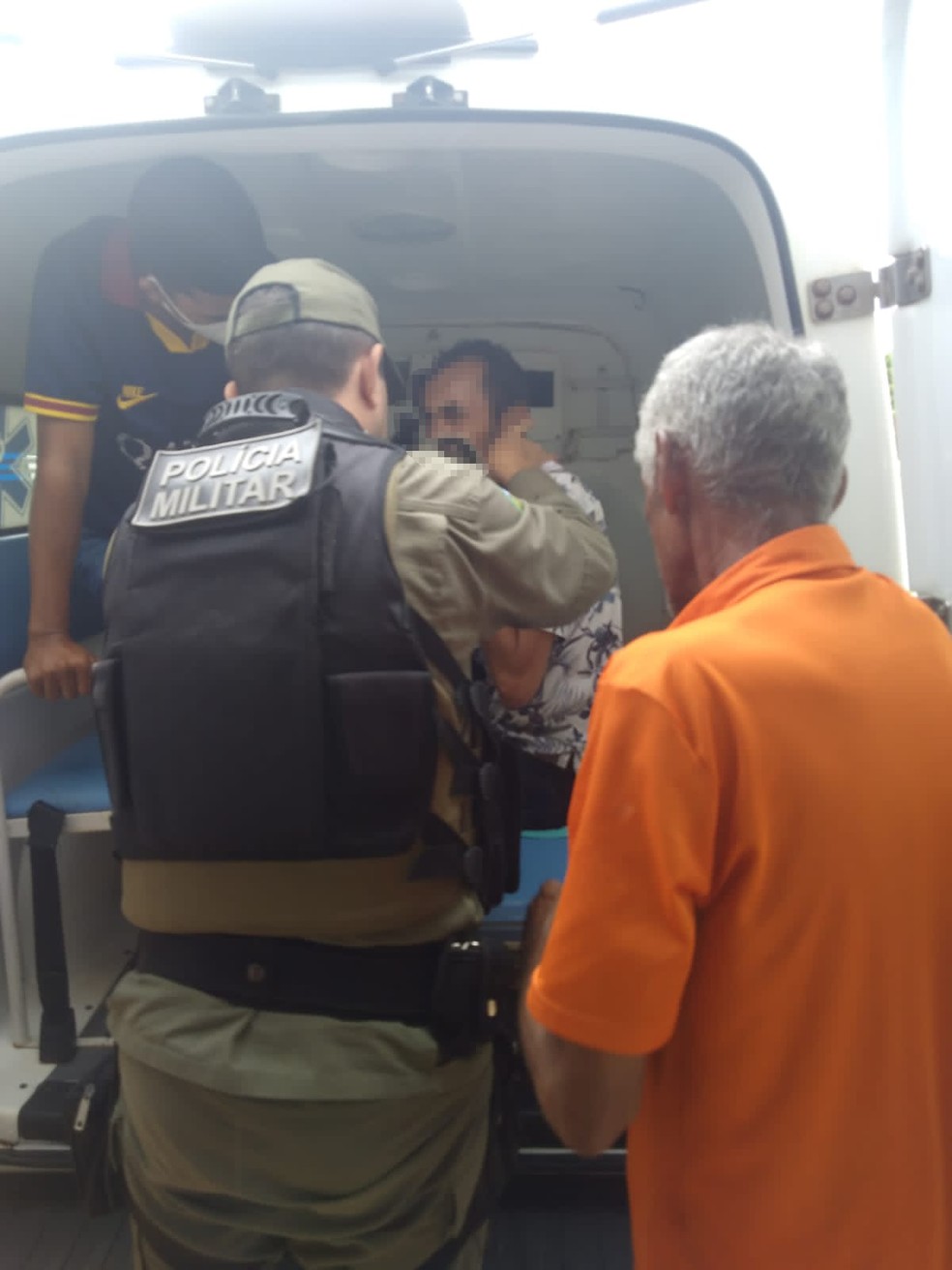 Homem é preso após esfaquear outro no pescoço, no Piauí; policial militar prestou primeiro socorros — Foto: Polícia Militar