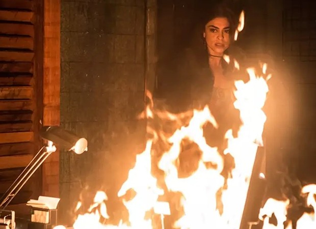 Bibi (Juliana Paes) incendeia restaurante para não deixar provar contra Rubinho (Emílio Dantas) (Foto: Reprodução/ TV Globo)