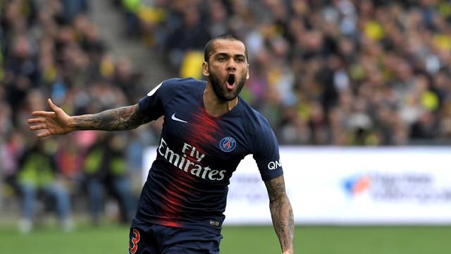 Daniel Alves marcoum um golaço em derrota do PSG