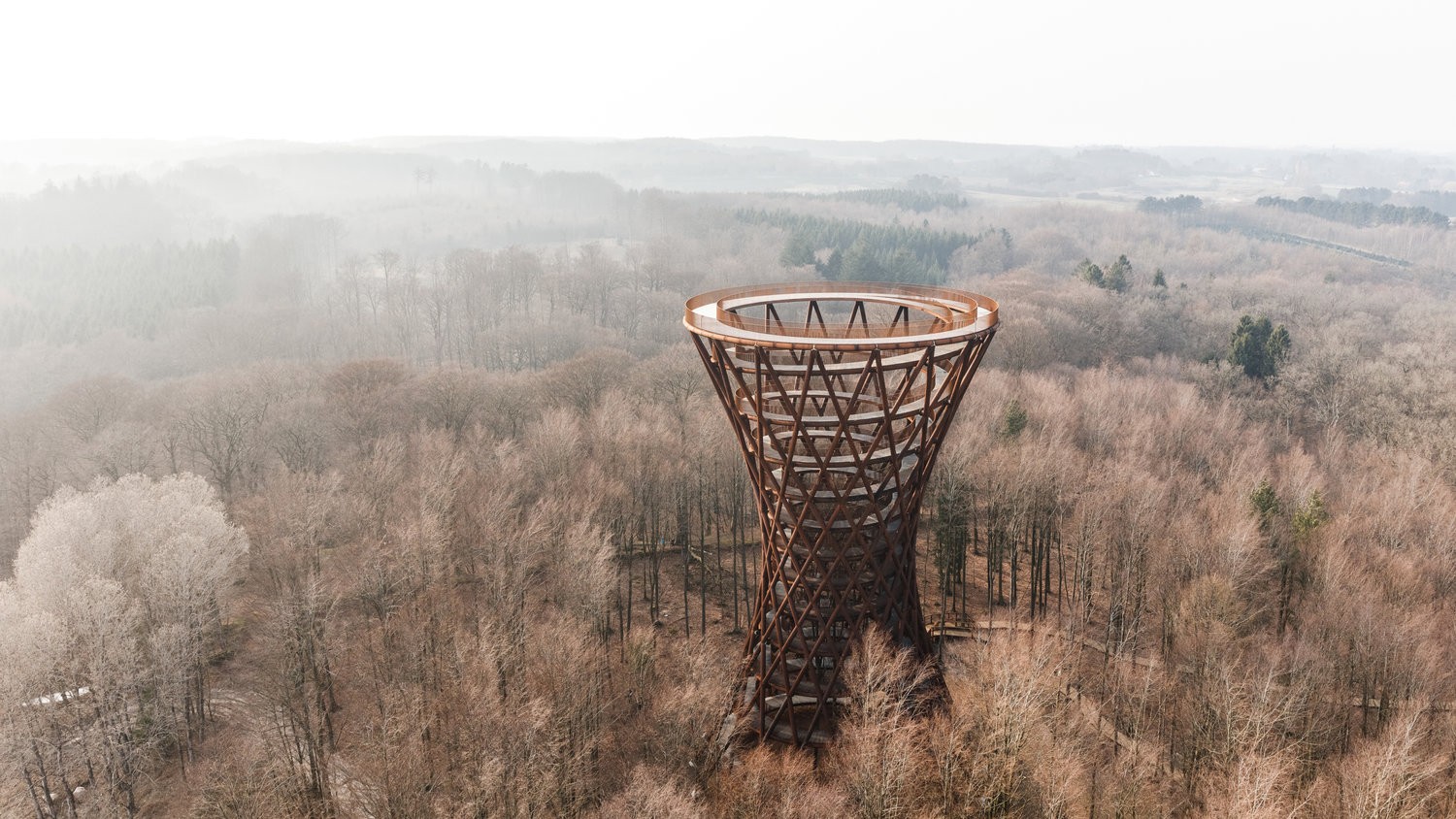 Subindo ou descendo é possível contemplar paisagens de rara beleza natural ao longo de 45 metros de altura (Foto: RasmushHjortshoj_Effekt7 / Divulgação)