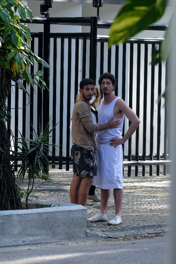 Johnny Massaro troca carinhos com o namorado, João Pedro Accioly (Foto: JC Pereira/AgNews)