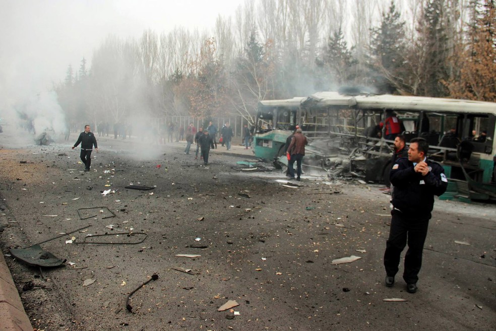 Ataque contra ônibus civil no qual viajavam soldados ocorreu na cidade turca de Kayseri. (Foto: IHLAS NEWS AGENCY/AFP)