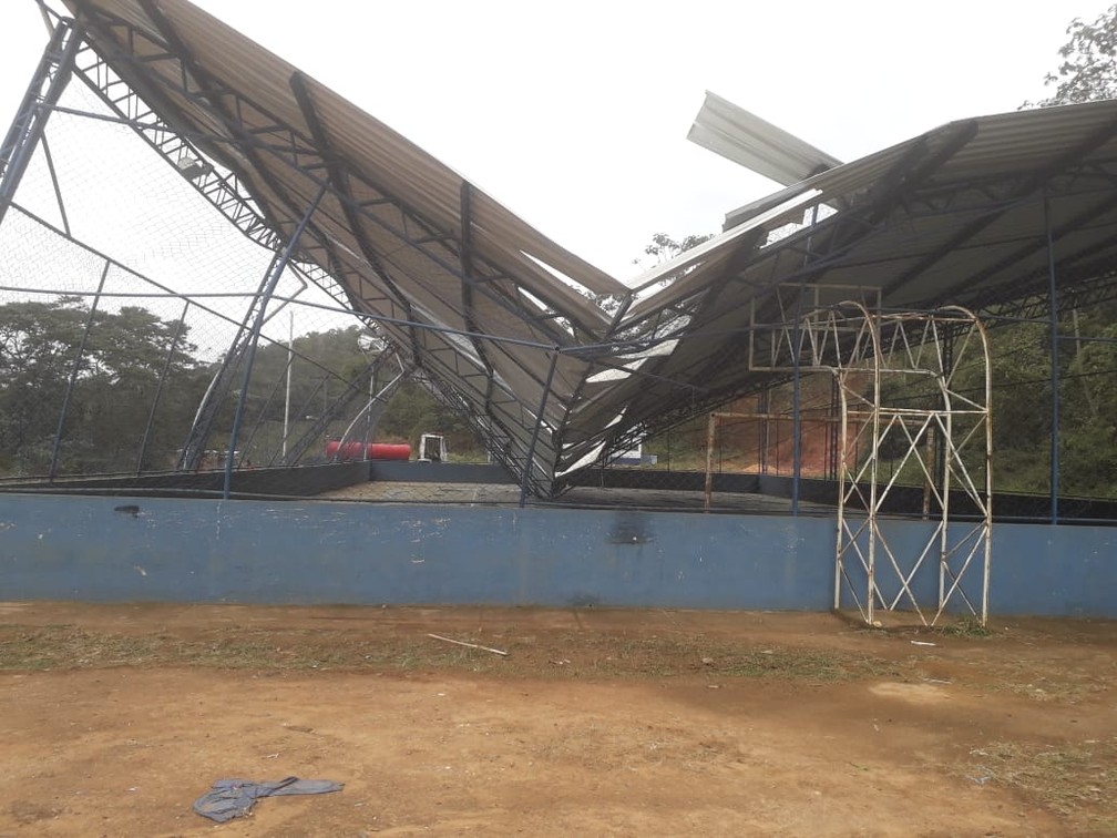 Quadra foi interditada, após ter telhado destruído por uma tempestade em São José do Vale do Rio Preto — Foto: Defesa Civil/ Divulgação
