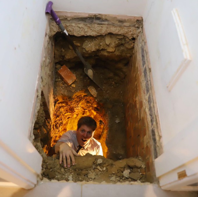 O túnel conecta a cozinha da casa de Furze com o galpão onde costuma trabalhar (Foto: Reprodução/Instagram)