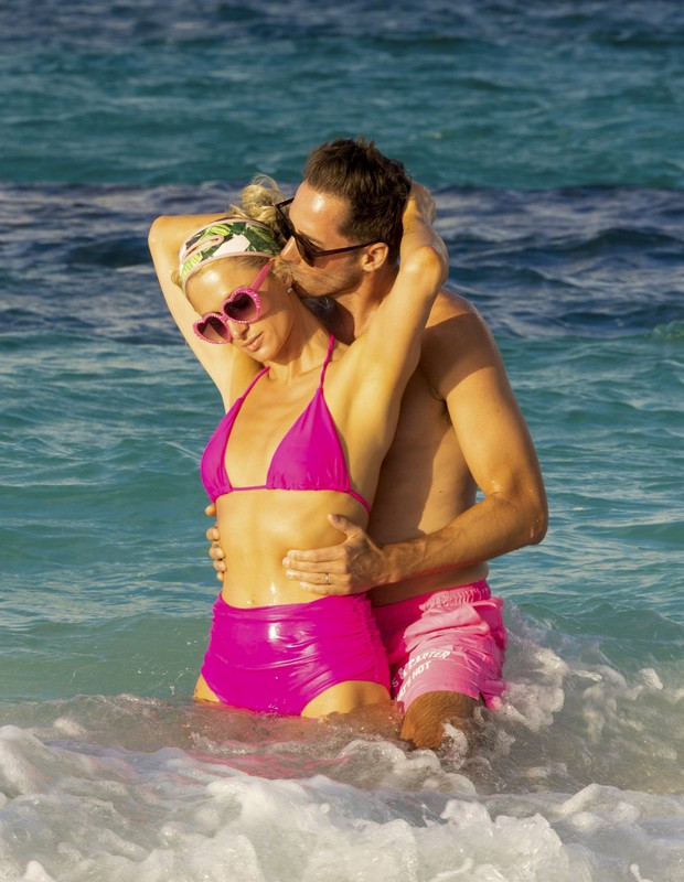 Paris Hilton e o marido, Carter Reum, no Caribe (Foto: The Grosby Group)