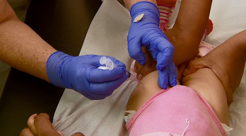 A vacina pentavalente é obrigatória para crianças de dois, quatro e seis meses de idade. — Foto: Ely Venâncio/EPTV
