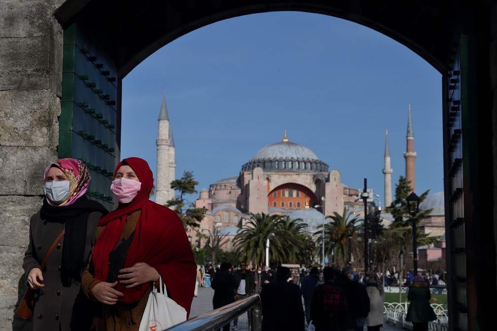Mulheres usam máscaras ao caminhar nas ruas de Istambul, na Turquia, nesta sexta-feira (22) — Foto: Murad Sezer/Reuters