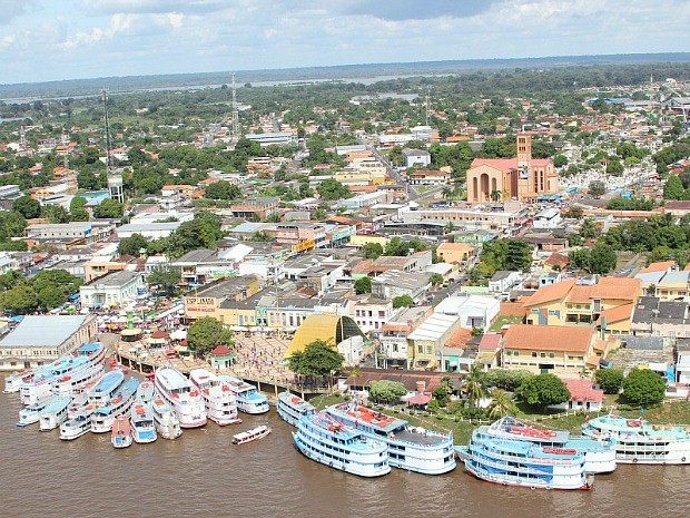 Porto da cidade recebeu muitos barcos vindos de outros municípios (Foto: Frank Cunha/G1 AM)