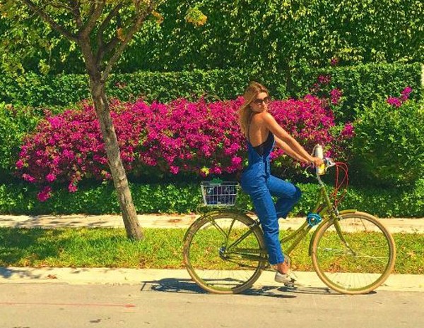 A atriz contou que em Miami faz mercado de bike  (Foto: Reprodução Instagram )