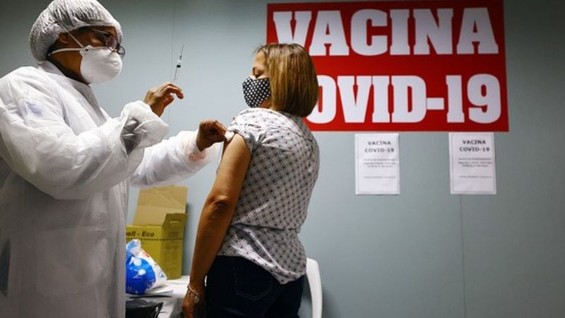 Nova geração de vacinas será avaliada de acordo com sua capacidade de ampliar a proteção e servir como dose de reforço no futuro (Foto: Getty Images via BBC News)