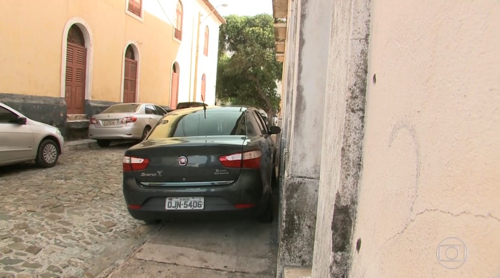 Motoristas ignoram a lei e estacionam em calçadas no centro histórico de São Luís. (Foto: Reprodução/TV Globo)