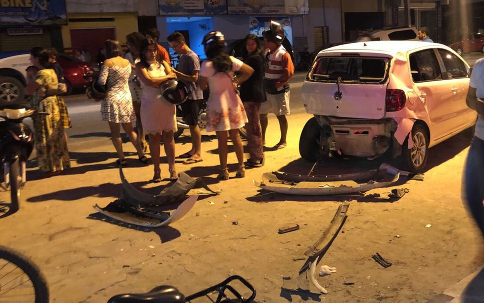 Carro da família do bebê foi atingido na traseira e ficou destruído no sul da Bahia  — Foto: Site Bahia Extremo Sul