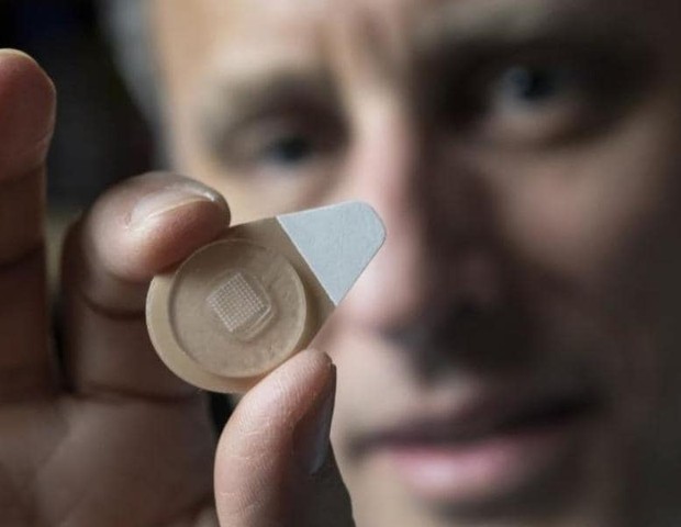 Nas mãos do pesquisador Mark Prausnitz, o patch com hormônio que barra a gravidez está em fase de testes e poderá ser alternativa aos métodos convencionais (Foto: Reprodução Georgia Tech)