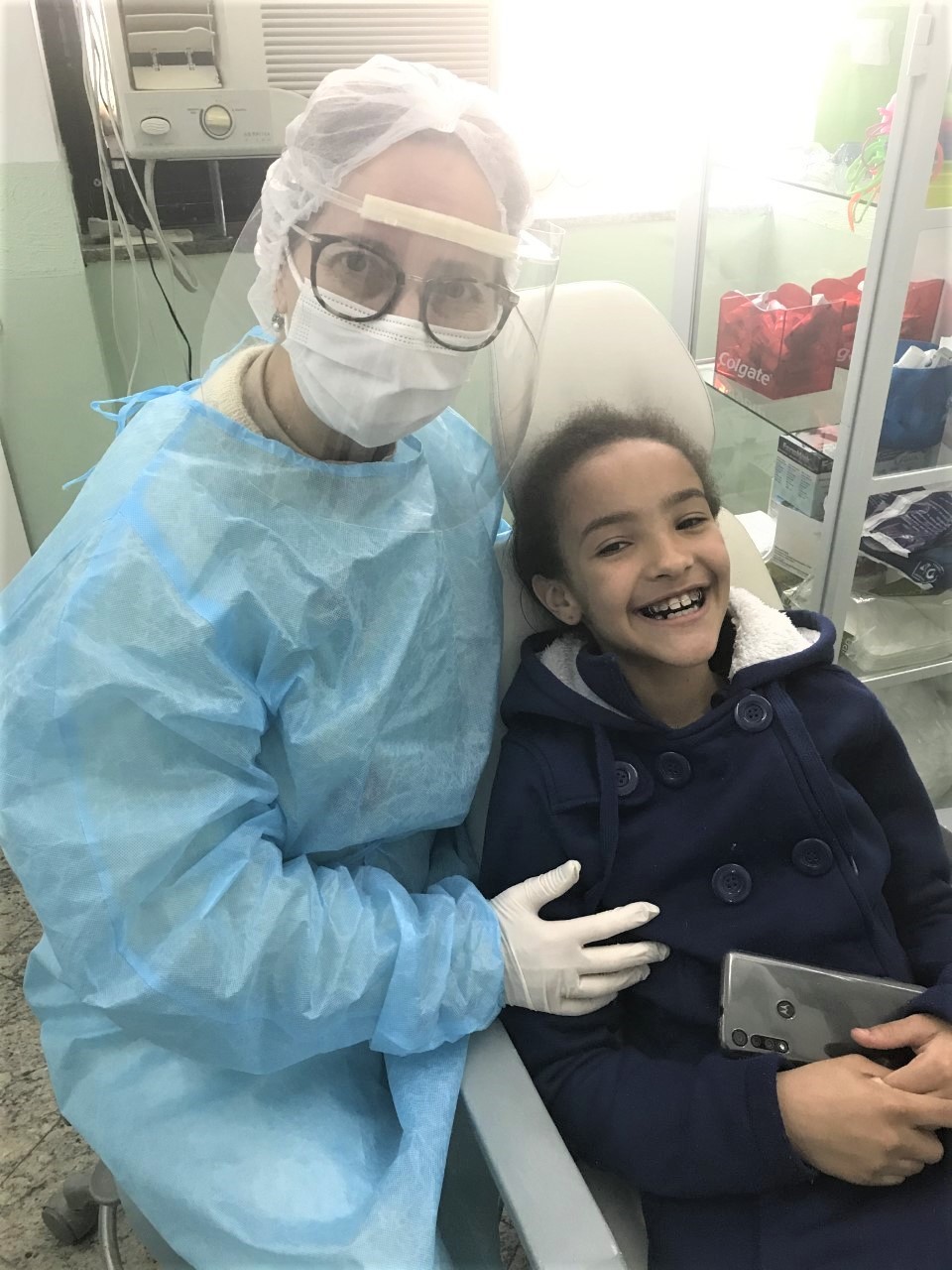 A dentista paulista Kátia Heleno e a paciente Lara