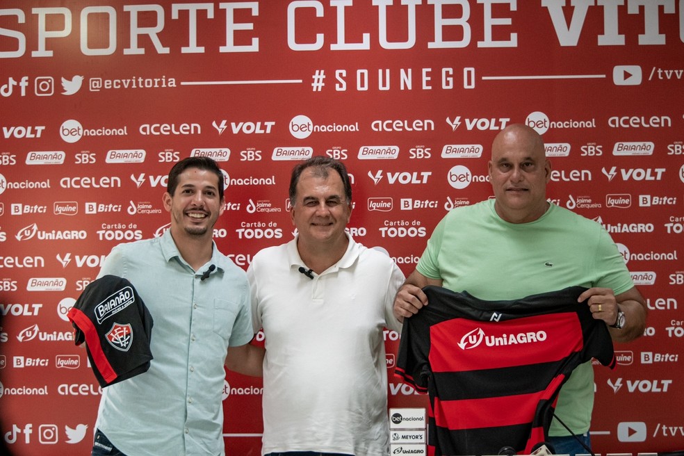 Fábio Mota com patrocinadores do Vitória — Foto: Pietro Carpi / EC Vitória / Divulgação