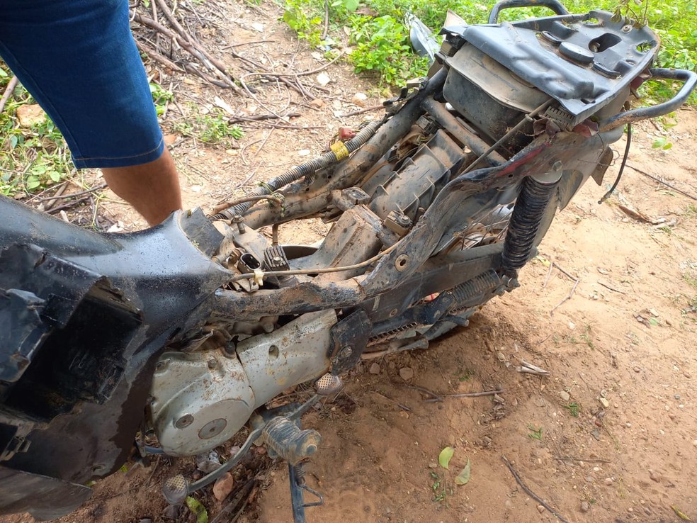 Motocicleta que o adolescente manobrava ficou destruída após acidente na PI-229 em Monsenhor Hipólito — Foto: Divulgação PMPI