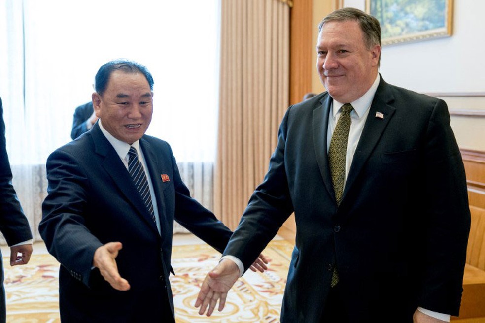 Secretário de Estado americano, Mike Pompeo, e negociador norte-coreano, Kim Yong-chol, se encontraram neste sábado (7) em Pyongyang  (Foto: Andrew Harnik/ Reuters)