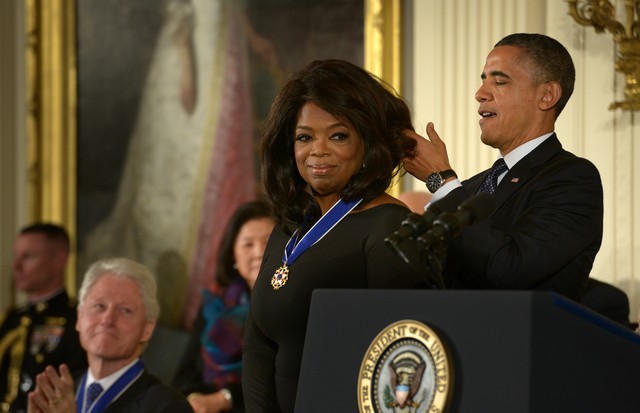 WASHINGTON, DC - NOVEMBER 20:President Barack Obama puts the medallion on Oprah Winfrey while awarding her the Presidential Medal of Freedom on November, 20, 2013 in Washington, DC.(Photo by Bill O'Leary/The Washington Post via Getty Images) (Foto: The Washington Post via Getty Im)