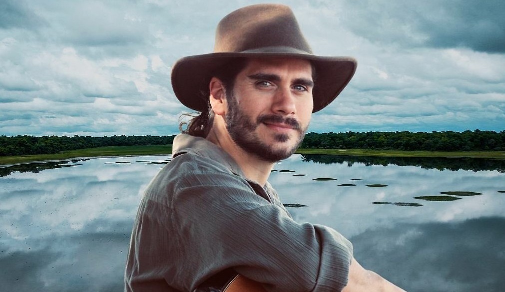 Gabriel Sater embarca com a tia Gisele na antiga 'Canoa' do pai, Almir Sater