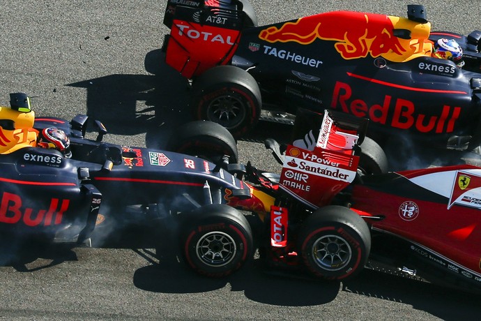 Toqueaposta mais de 3 golsDaniil Kvyataposta mais de 3 golsSebastian Vettel na primeira volta do GP da Rússia (Foto: AP)