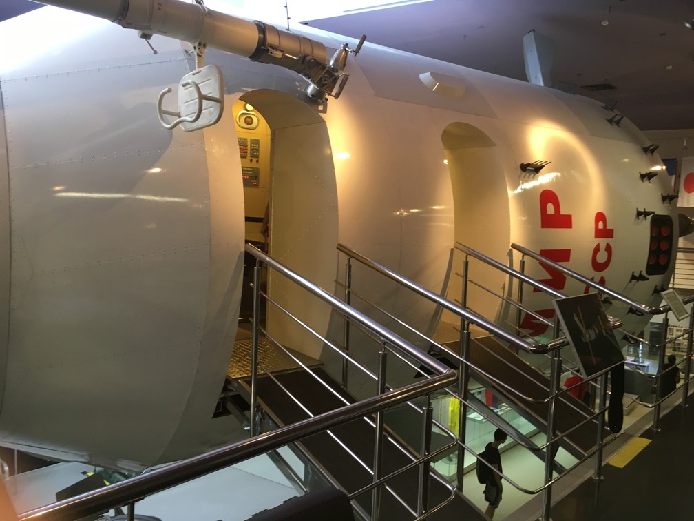 Montagem representa a MIR, primeira estação espacial modular que entrou em órbita em 1986. (Foto: G1/ Adriane Schultz)