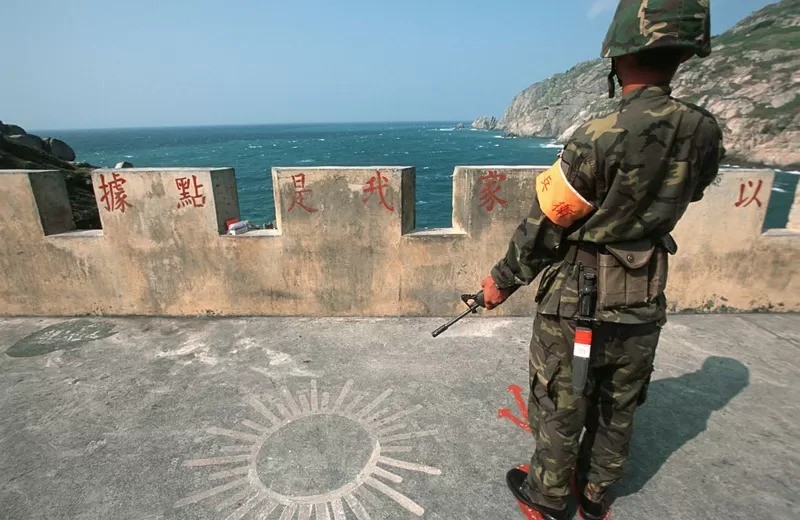 Soldado vigia estreito de Taiwan, nas ilhas Matsu, as mais próximas do continente sob controle taiwanês (Foto: GETTY IMAGES via BBC)