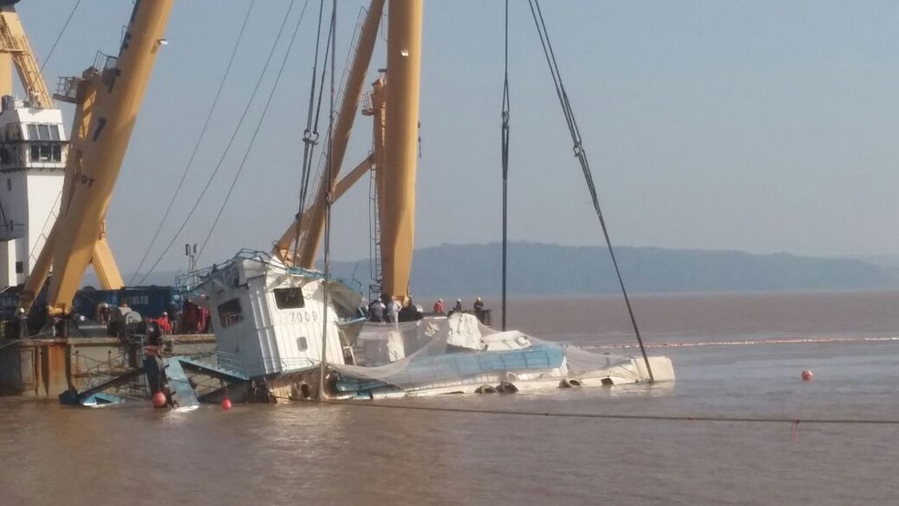 Parte do empurrador CXX já pode ser vista fora d'água com amassados em sua estrutura (Foto: Débora Rodrigues/TV Tapajós)