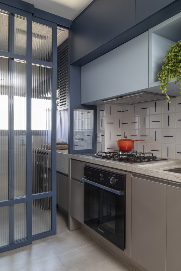 Décor do dia: Living com cozinha azul integrada e móvel funcional (Foto: Evelyn Müller/Divulgação)