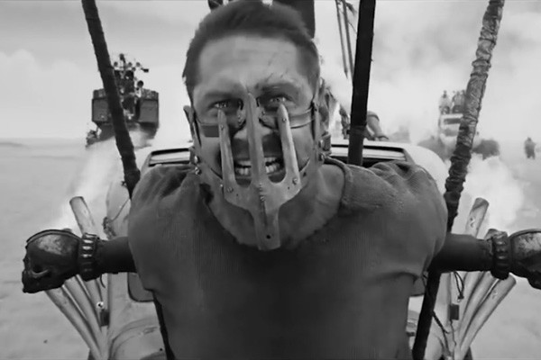 Cena do trailer de 'Mad Max: Estrada da Fúria' em preto e branco (Foto: Divulgação)