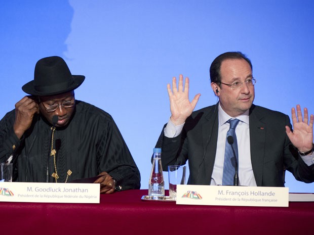 O presidente da Nigéria, Goodluck Jonathan, o presidente da França, François Hollande, durante entrevista coletiva em Paris neste sábado (17) (Foto: Alain Jocard/APF)