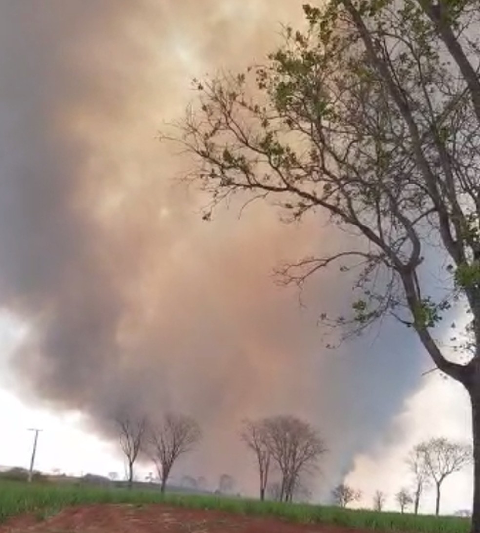 Imensa nuvem de fumaça se formou por conta de incêndio em Pontalinda  — Foto: Arquivo Pessoal 