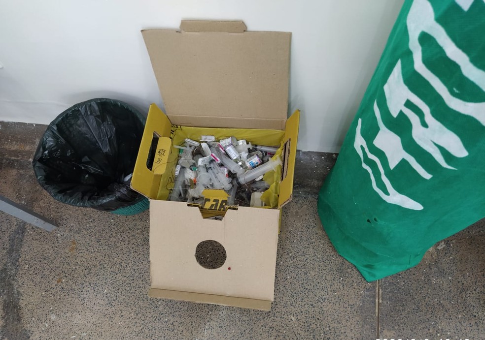 Lixo hospitalar descartado de forma irregular em unidade de saúde em RO — Foto: Coren/Divulgação