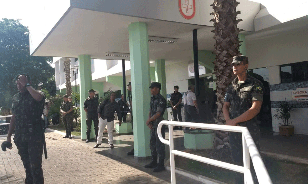 Policiamento foi reforçado em frente ao Hospital do Exército, onde o presidente Temer foi internado (Foto: Marília Marques/G1)