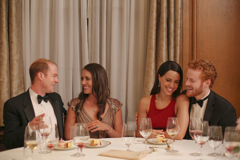 Da esq. para a dir., Burgess Abernethy (William), Laura Mitchell (Kate), Parisa Fitz-Henley e Murray Fraser (Foto: Divulgação/Lifetime)