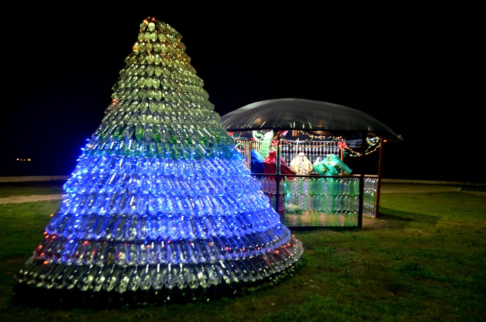 Presépio e árvore de Natal na orla de Macapá são feitos com quase 3 mil  garrafas pet | Amapá | G1