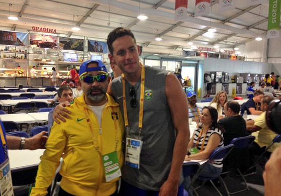 Ministro do Esporte George Hilton e o porta-bandeira do Brasil nos Jogos, Thiago Pereira (Foto: Reprodução/Twitter)