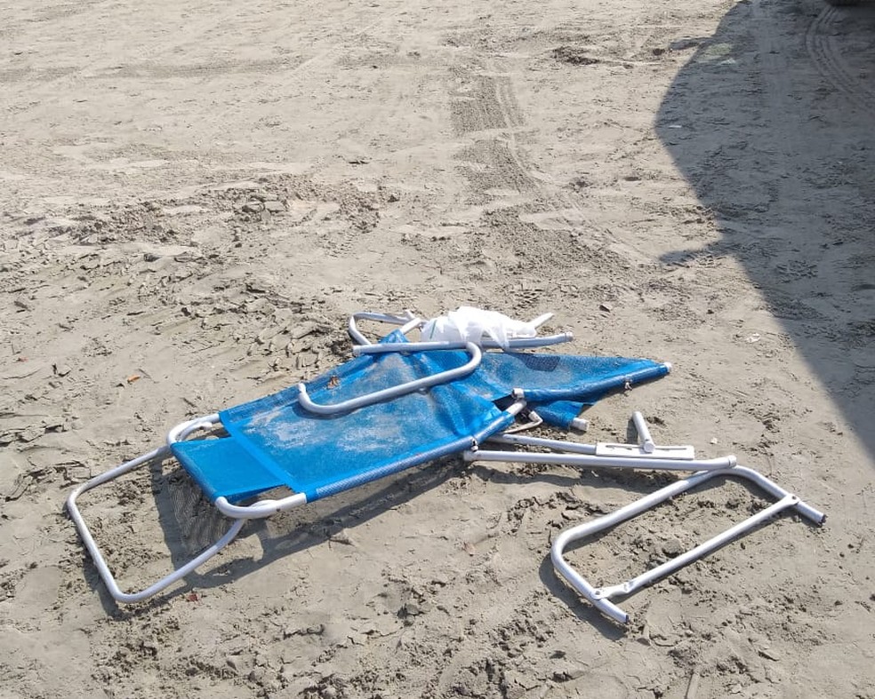 Cadeira de praia usada por banhistas em São Vicente (SP) ficou destruída após atropelamento — Foto: G1 Santos